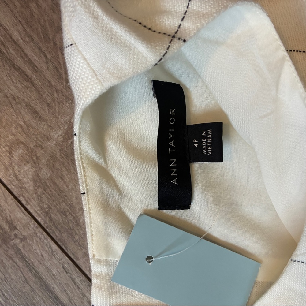 Ann Taylor Petite Button Back Cropped Top in Windowpane Linen Blend size 4P - Picture 5 of 7
